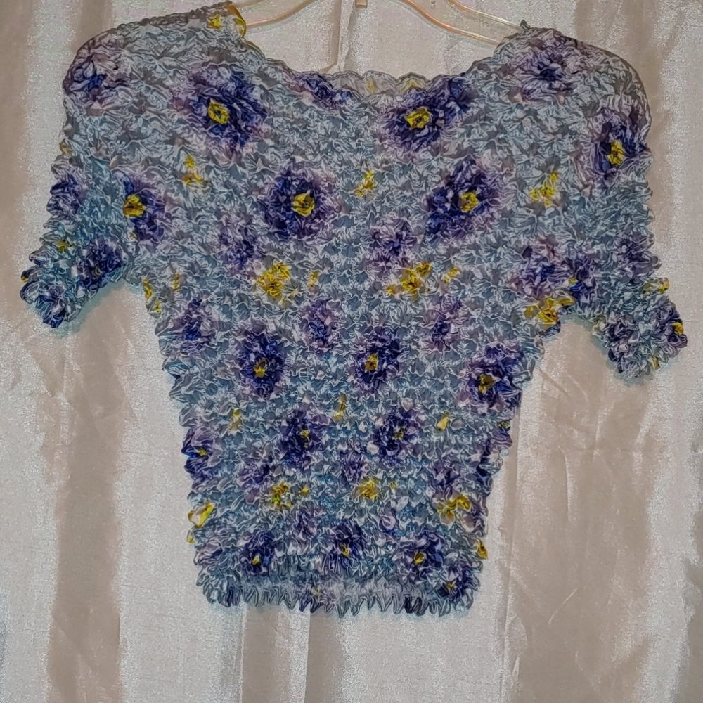 Scrunchy, short-sleeved blouse